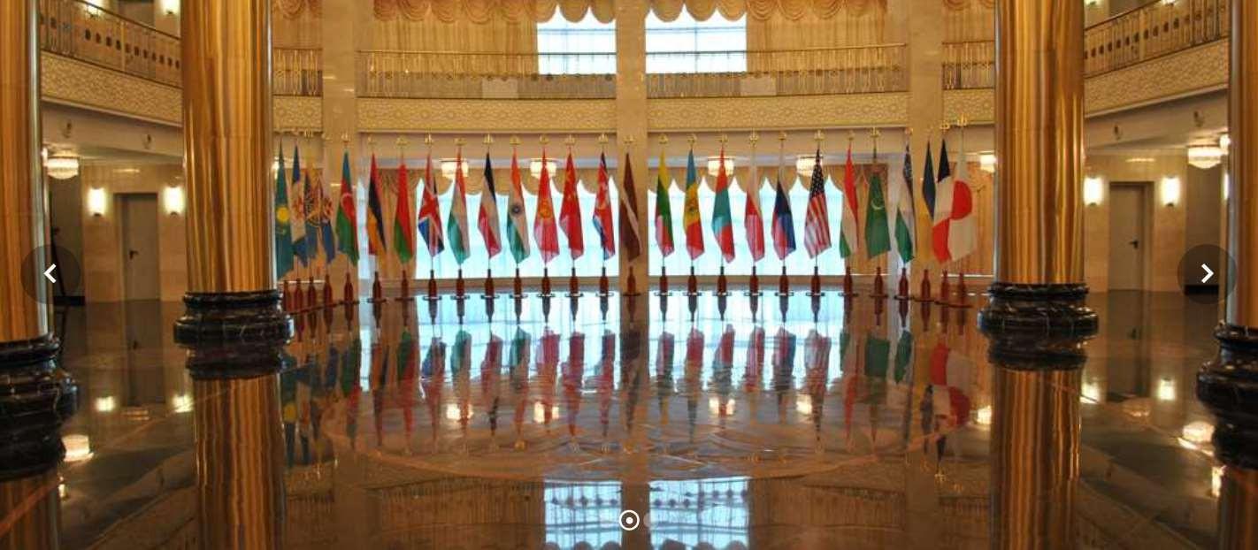 Kazakistan Milli Savunma Üniversitesi iç mekan ve bayrak alanı görseli